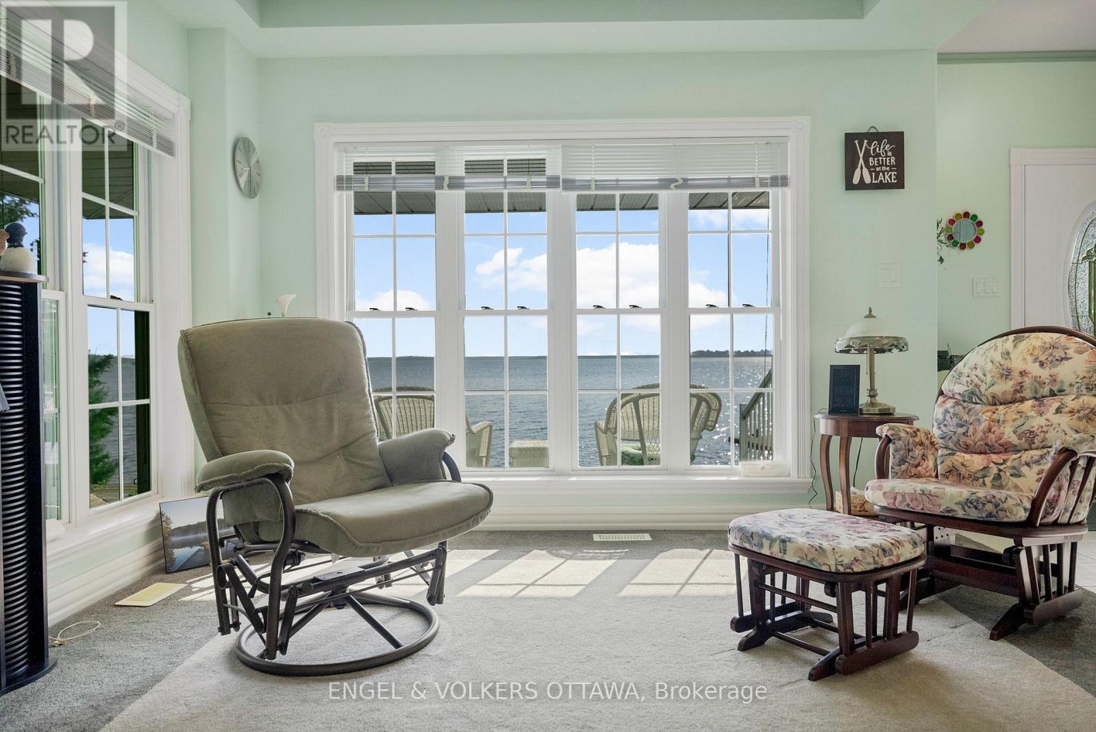 541 Morglan Lane, Greater Madawaska, ON - Indoor Photo Showing Living Room