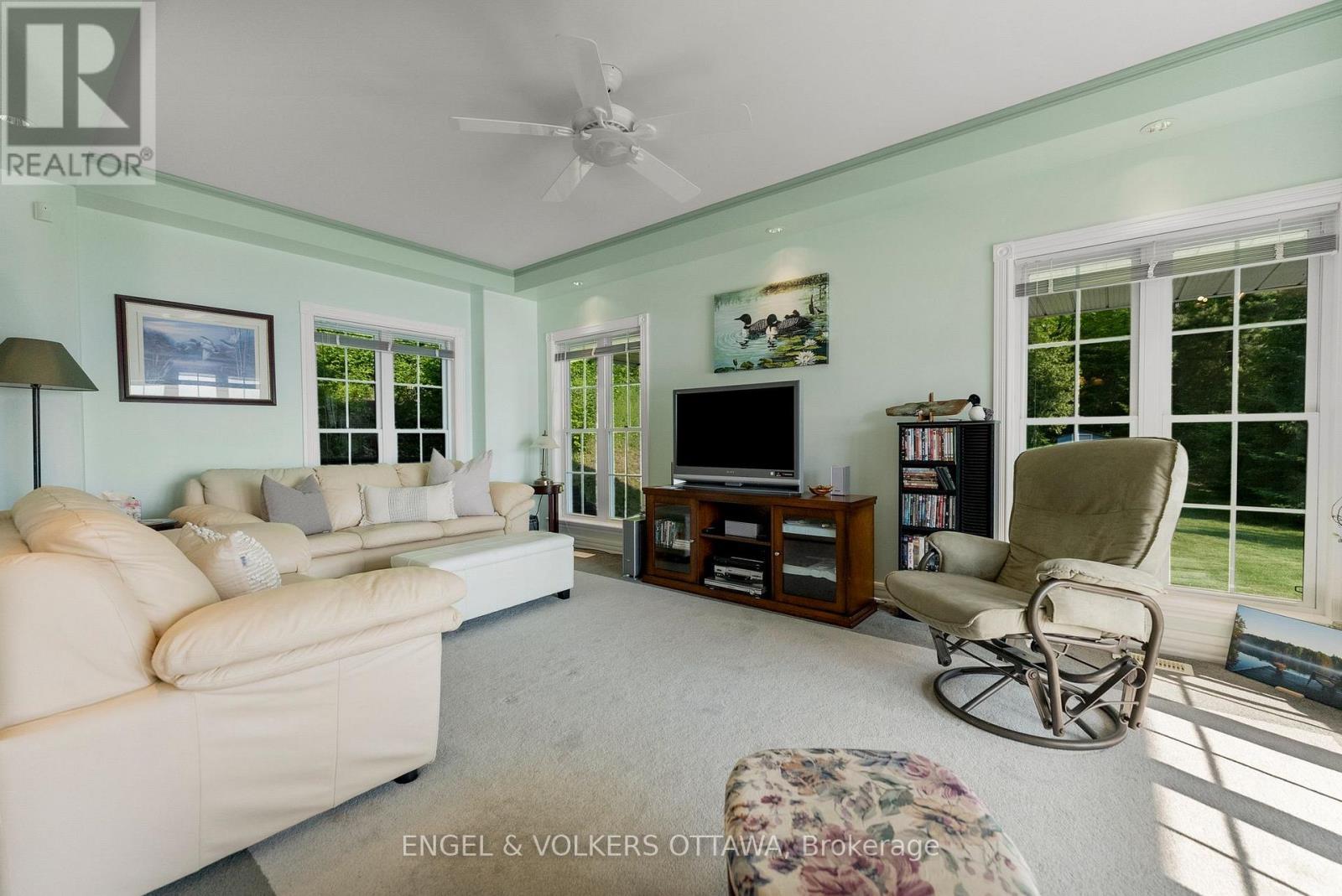 541 Morglan Lane, Greater Madawaska, ON - Indoor Photo Showing Living Room