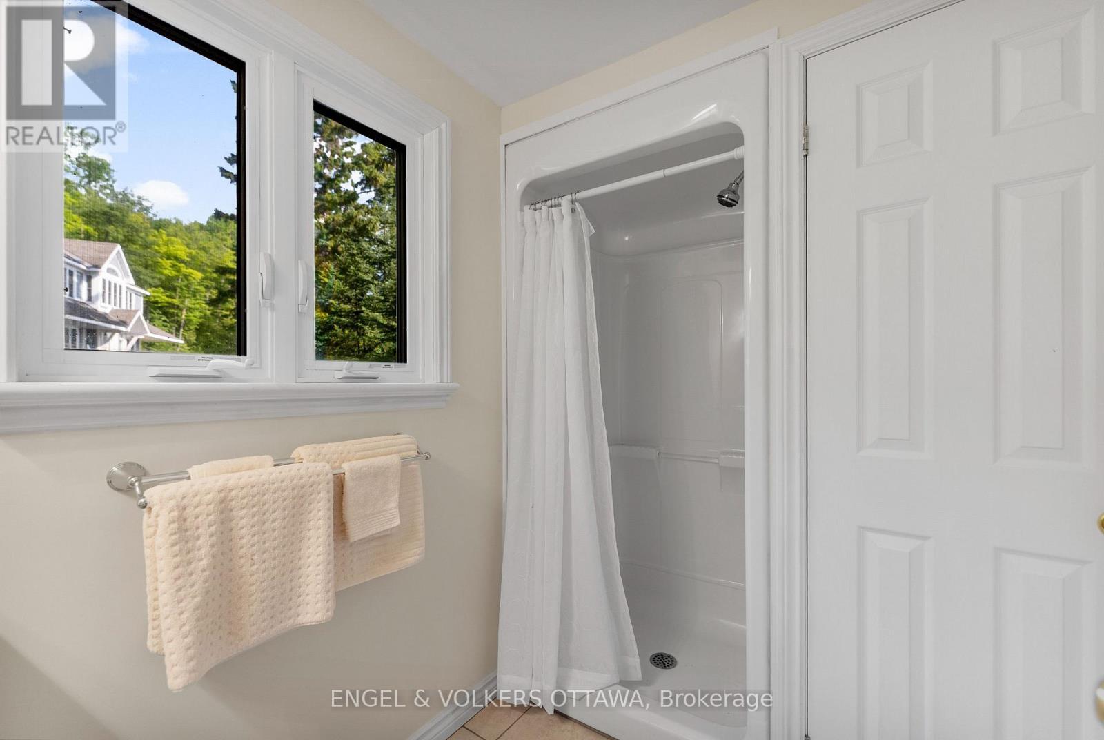 541 Morglan Lane, Greater Madawaska, ON - Indoor Photo Showing Bathroom