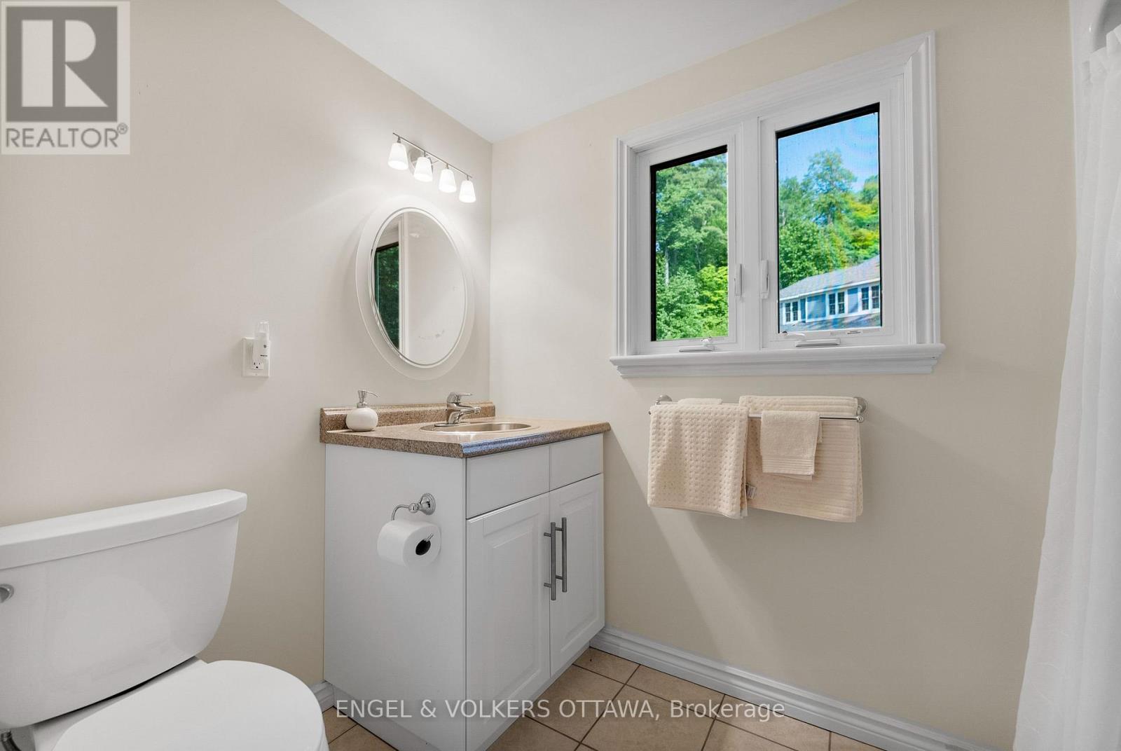 541 Morglan Lane, Greater Madawaska, ON - Indoor Photo Showing Bathroom