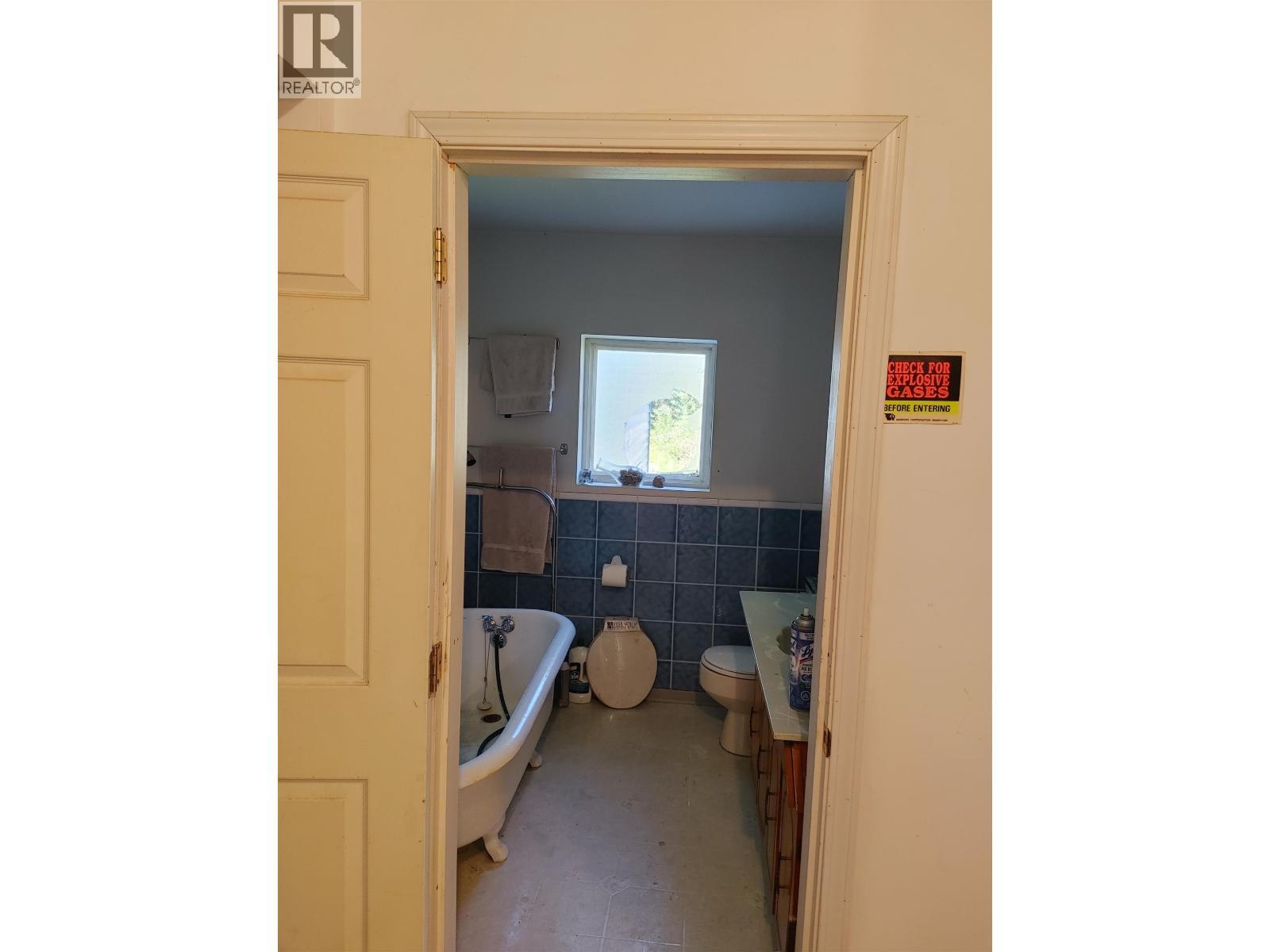 7814 Little Fort 24 Highway, Lone Butte, BC - Indoor Photo Showing Other Room