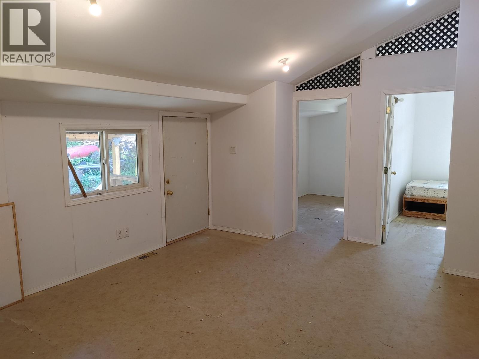 7814 Little Fort 24 Highway, Lone Butte, BC - Indoor Photo Showing Other Room