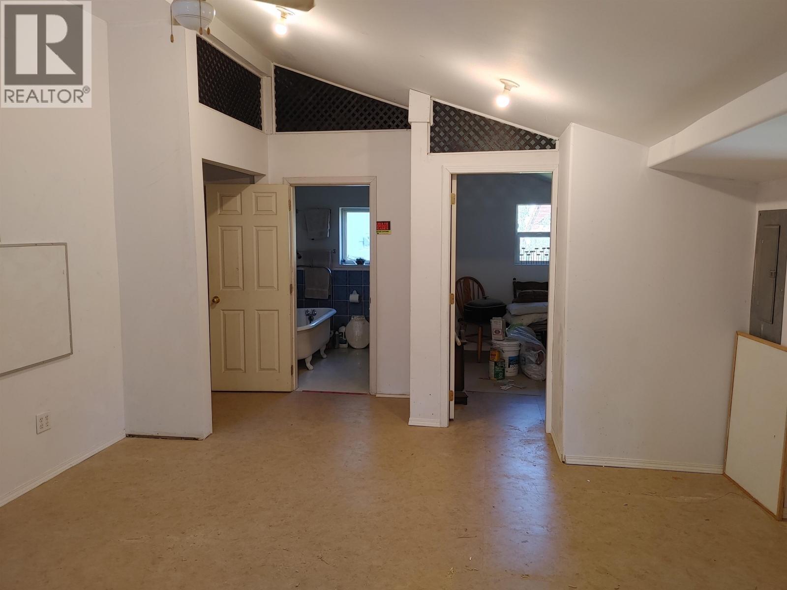 7814 Little Fort 24 Highway, Lone Butte, BC - Indoor Photo Showing Other Room