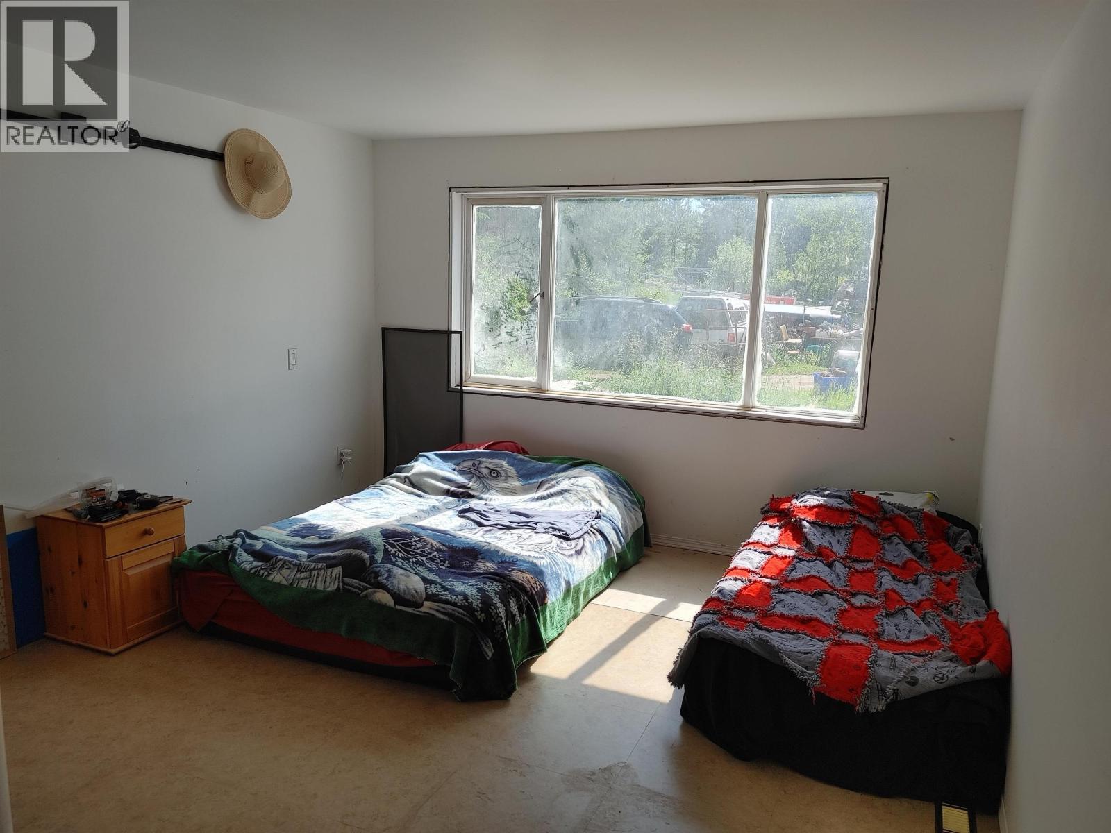 7814 Little Fort 24 Highway, Lone Butte, BC - Indoor Photo Showing Bedroom
