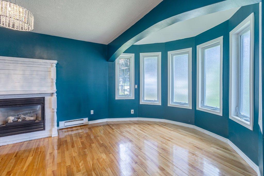 Salon - 103 Boul. Montclair, Gatineau (Hull), QC - Indoor With Fireplace