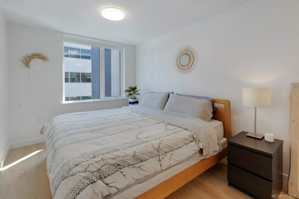 418-1115 Johnson St, Victoria, BC - Indoor Photo Showing Bedroom