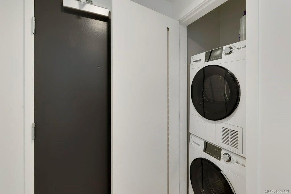 418-1115 Johnson St, Victoria, BC - Indoor Photo Showing Laundry Room