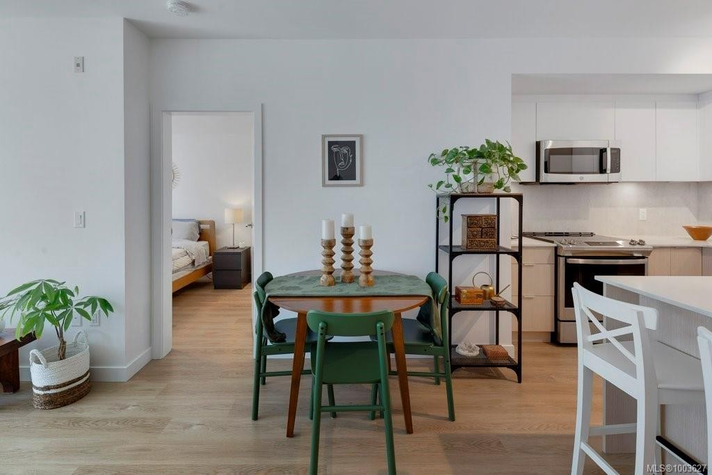 418-1115 Johnson St, Victoria, BC - Indoor Photo Showing Dining Room