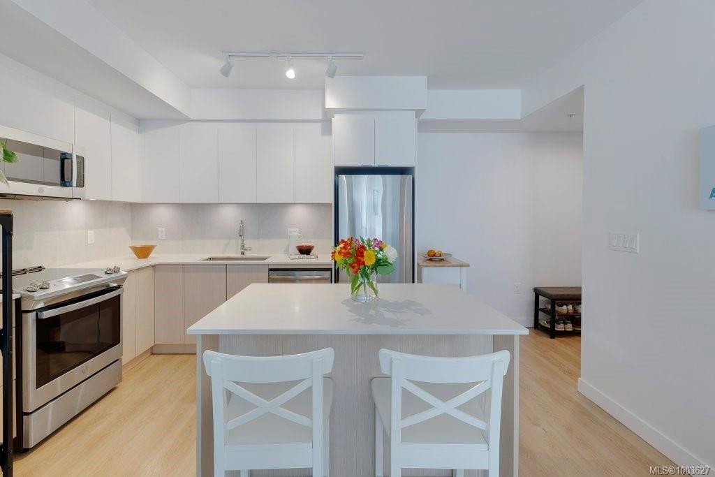 418-1115 Johnson St, Victoria, BC - Indoor Photo Showing Kitchen With Stainless Steel Kitchen With Upgraded Kitchen