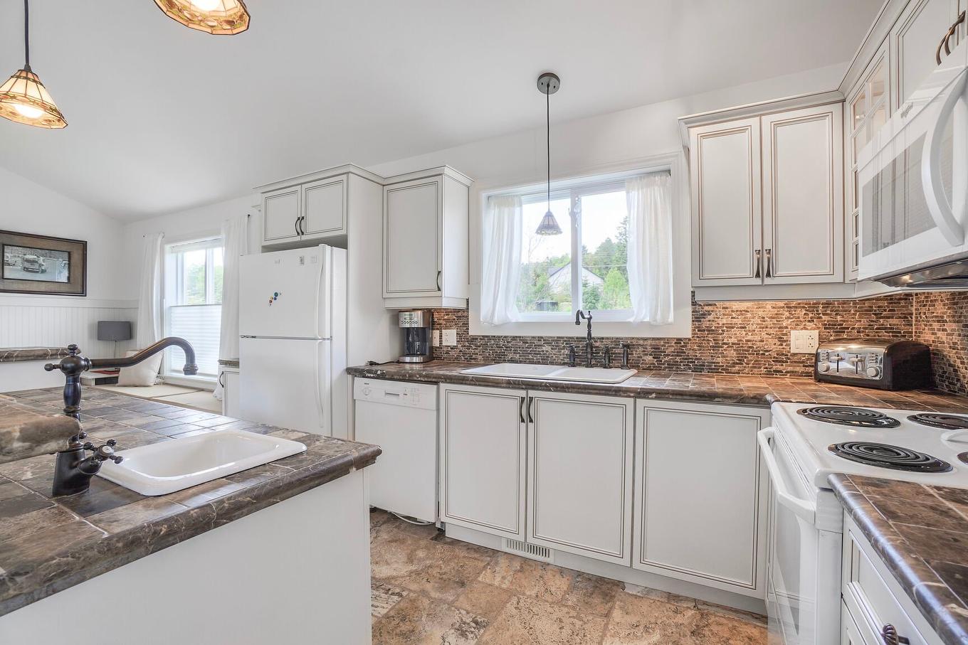 Cuisine - 17 Av. Des Érables, Saint-Sauveur, QC - Indoor Photo Showing Kitchen