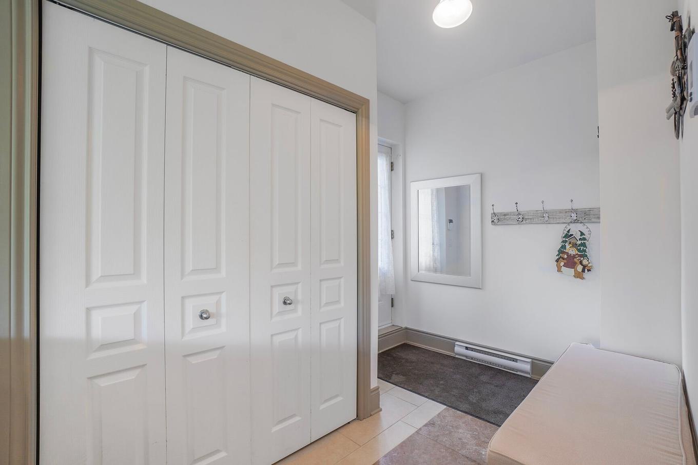 Hall d'entrée/Vestibule - 17 Av. Des Érables, Saint-Sauveur, QC - Indoor Photo Showing Other Room