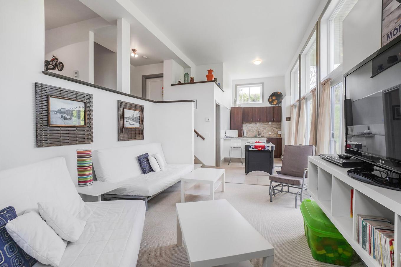 Salle familiale - 17 Av. Des Érables, Saint-Sauveur, QC - Indoor