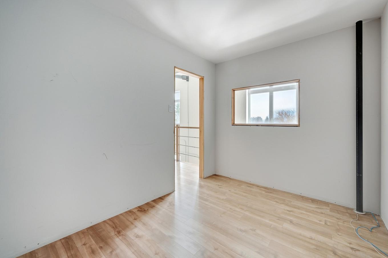 Office - 106-951 Ch. Du Lac-Écho, Prévost, QC