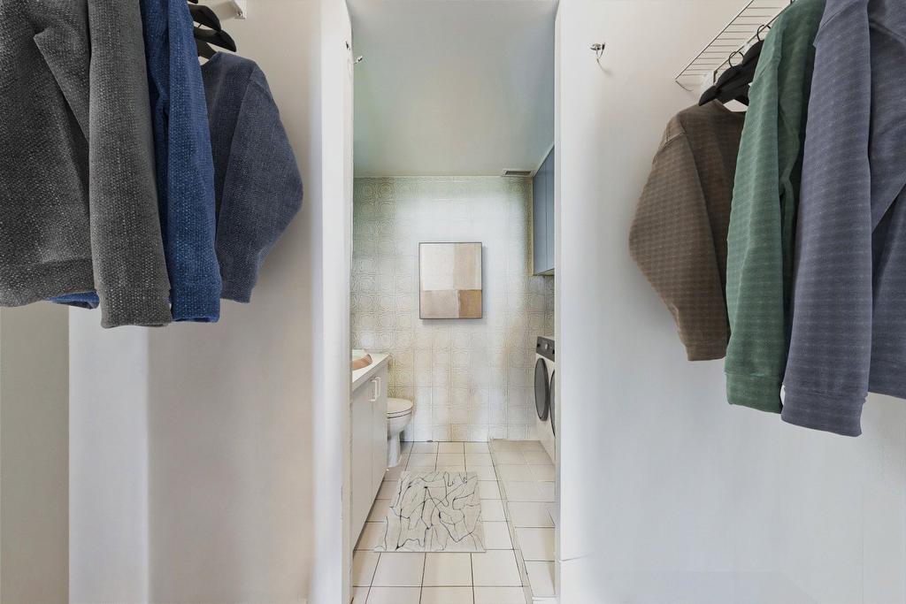 Walk-in closet - 714-3535 Av. Papineau, Montréal (Le Plateau-Mont-Royal), QC - Indoor With Storage