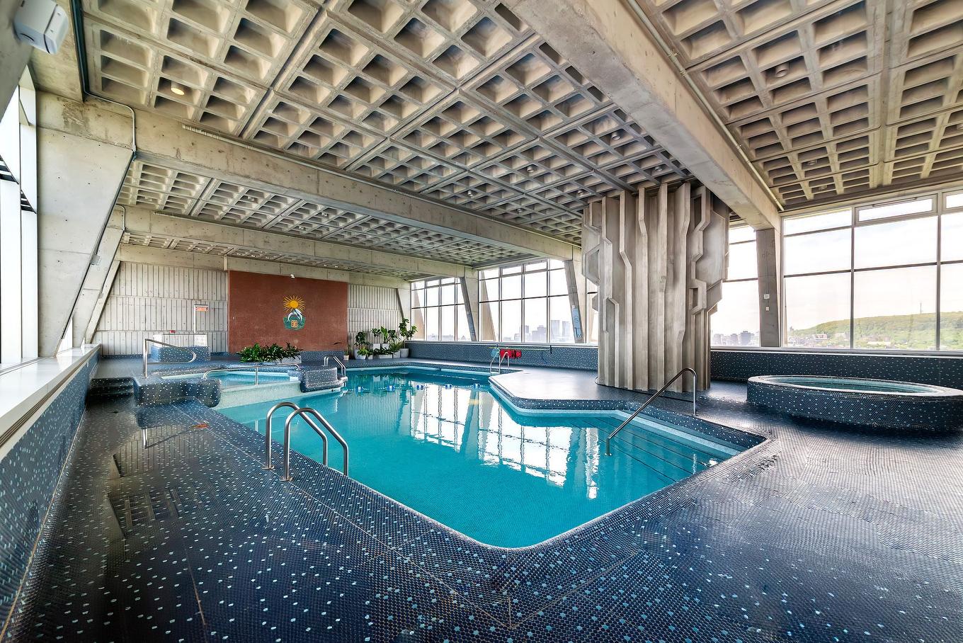 Pool - 714-3535 Av. Papineau, Montréal (Le Plateau-Mont-Royal), QC - Indoor Photo Showing Other Room With In Ground Pool