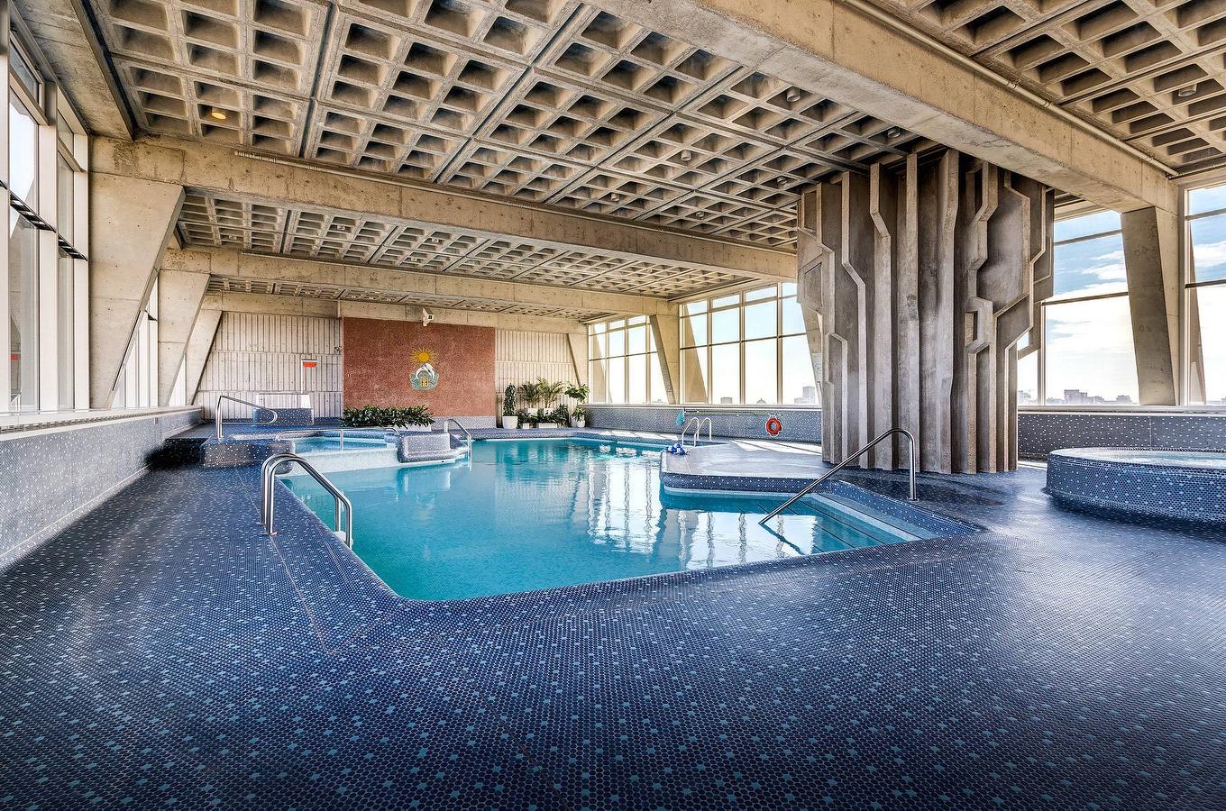 Pool - 714-3535 Av. Papineau, Montréal (Le Plateau-Mont-Royal), QC - Indoor Photo Showing Other Room With In Ground Pool