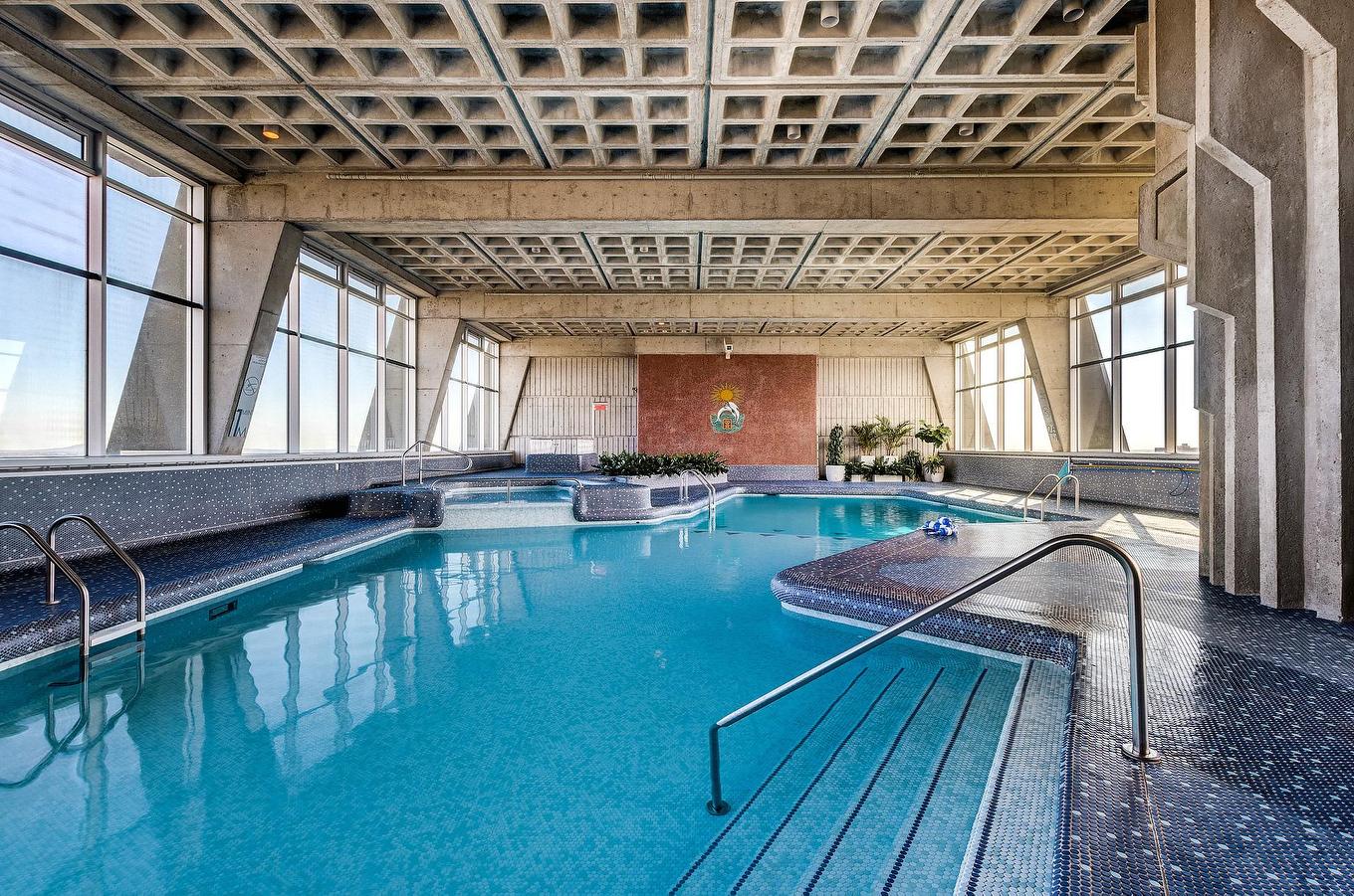 Pool - 714-3535 Av. Papineau, Montréal (Le Plateau-Mont-Royal), QC - Indoor Photo Showing Other Room With In Ground Pool