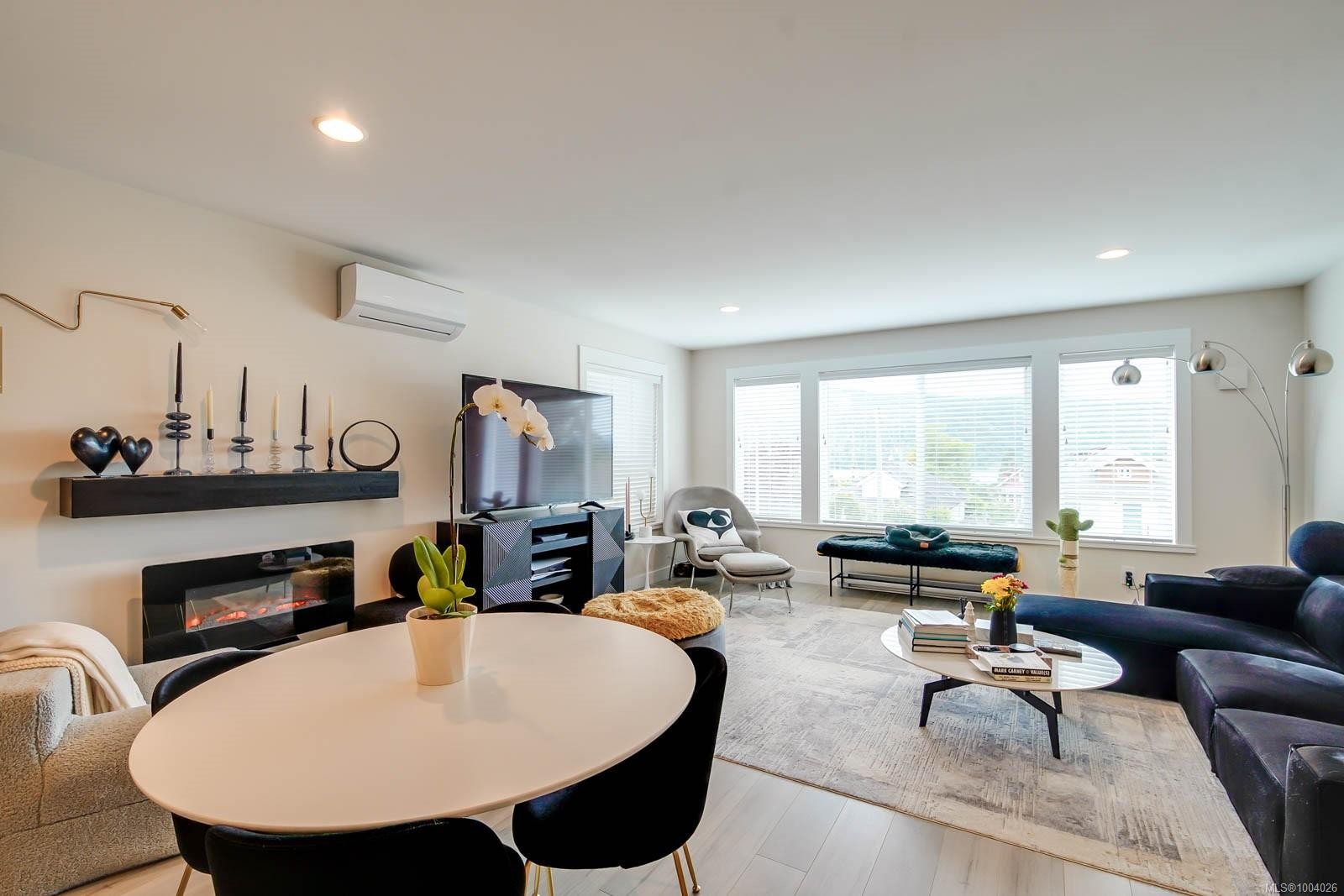 1-2623 5Th Ave, Port Alberni, BC - Indoor Photo Showing Living Room With Fireplace