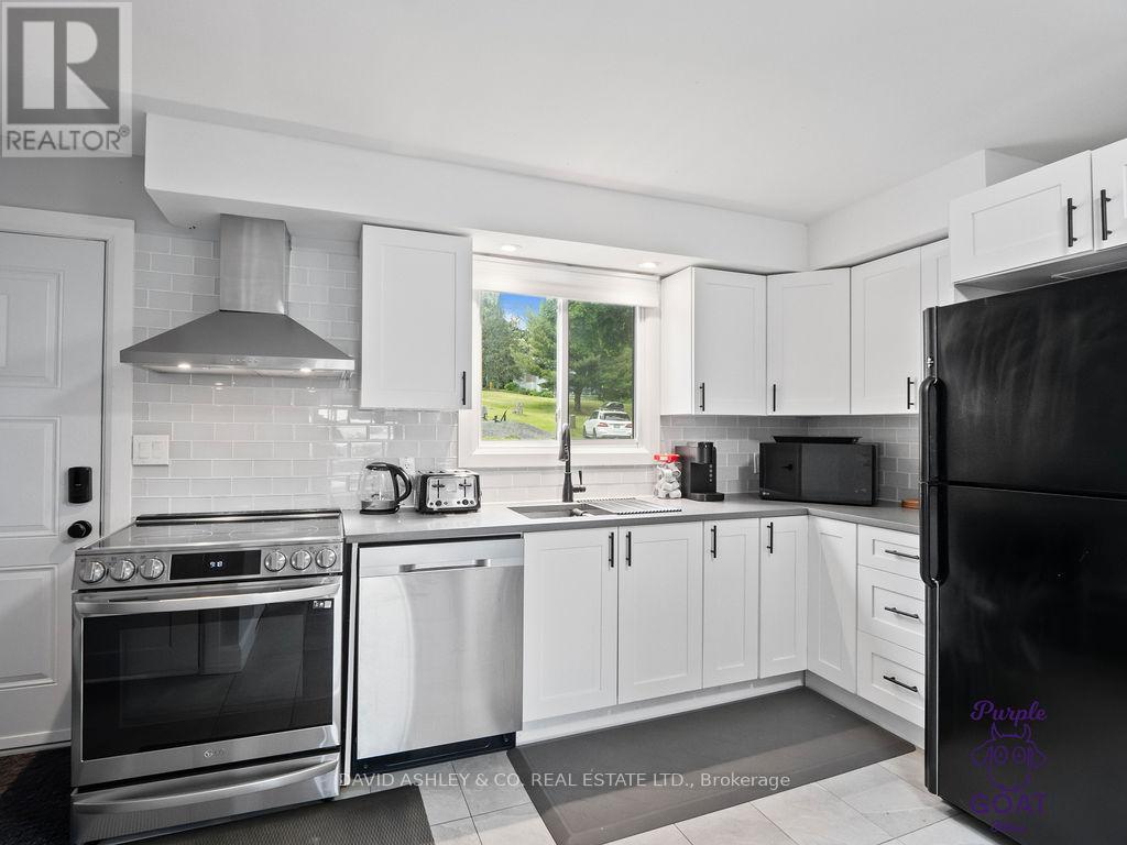 1,2,3,4,5 - 809-811 Hilmor Terrace S, Elizabethtown-Kitley, ON - Indoor Photo Showing Kitchen With Double Sink