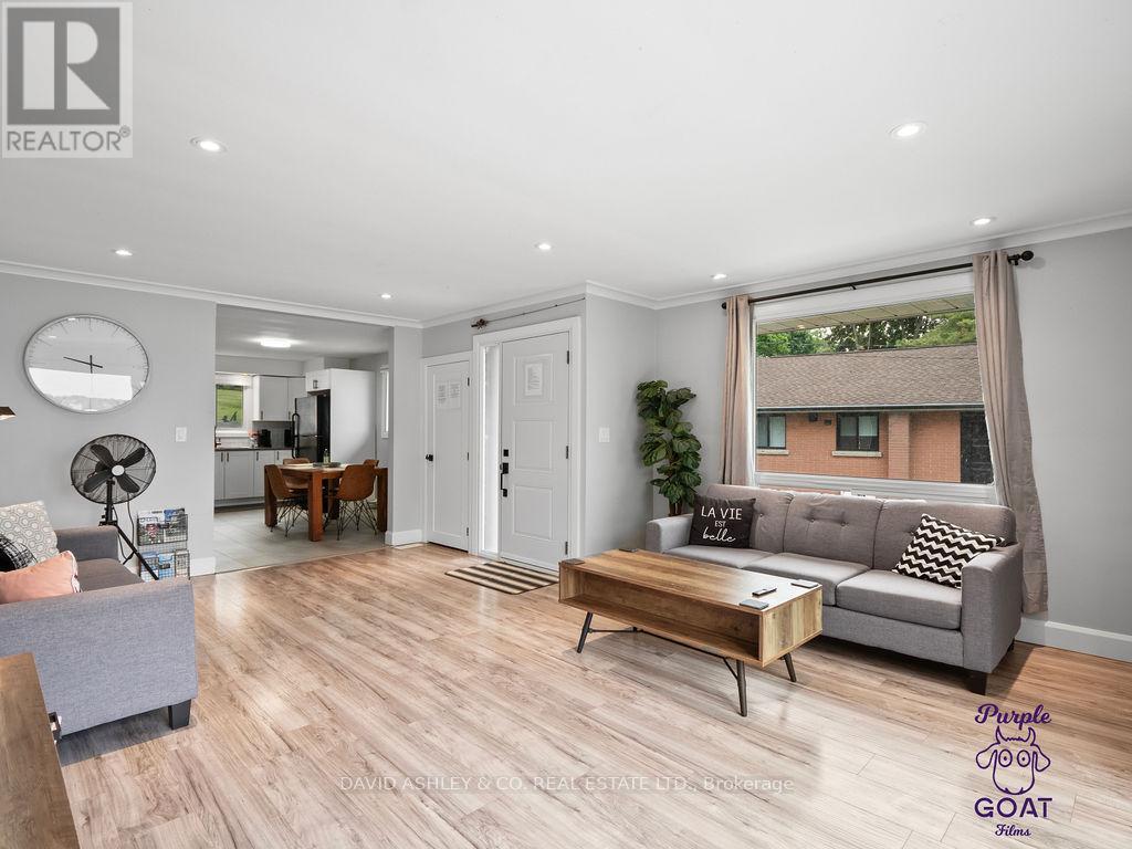 1,2,3,4,5 - 809-811 Hilmor Terrace S, Elizabethtown-Kitley, ON - Indoor Photo Showing Living Room