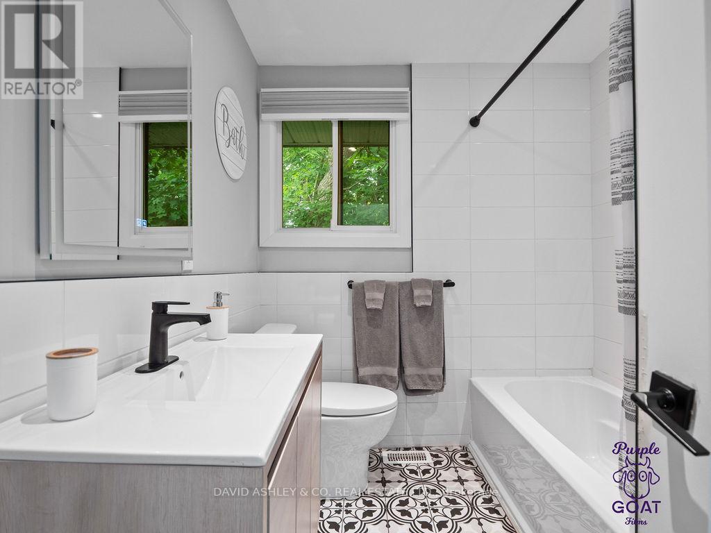 1,2,3,4,5 - 809-811 Hilmor Terrace S, Elizabethtown-Kitley, ON - Indoor Photo Showing Bathroom