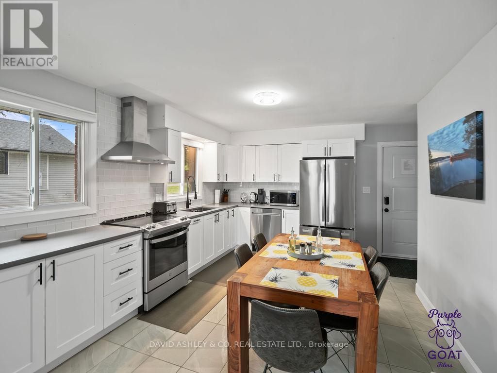 1,2,3,4,5 - 809-811 Hilmor Terrace S, Elizabethtown-Kitley, ON - Indoor Photo Showing Kitchen With Upgraded Kitchen