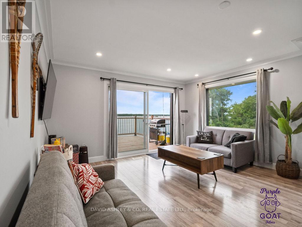 1,2,3,4,5 - 809-811 Hilmor Terrace S, Elizabethtown-Kitley, ON - Indoor Photo Showing Living Room