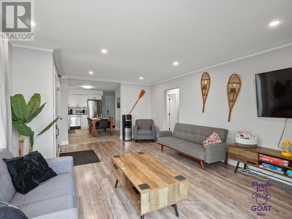 1,2,3,4,5 - 809-811 Hilmor Terrace S, Elizabethtown-Kitley, ON - Indoor Photo Showing Living Room