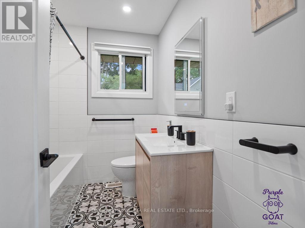 1,2,3,4,5 - 809-811 Hilmor Terrace S, Elizabethtown-Kitley, ON - Indoor Photo Showing Bathroom