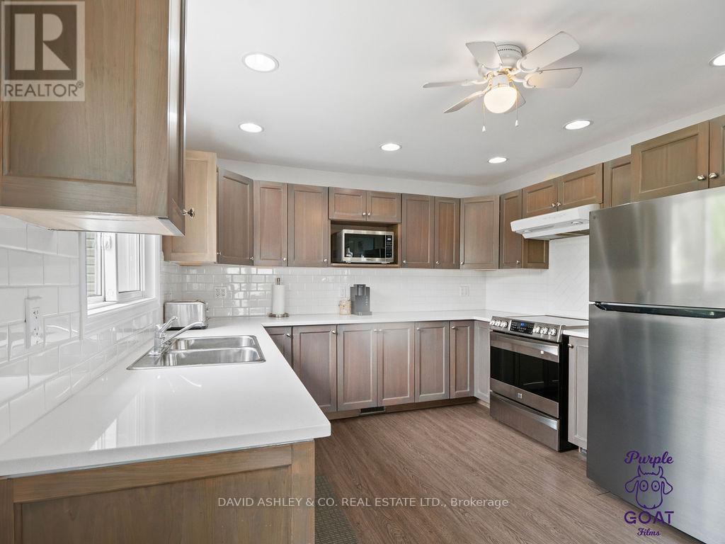 1,2,3,4,5 - 809-811 Hilmor Terrace S, Elizabethtown-Kitley, ON - Indoor Photo Showing Kitchen With Double Sink