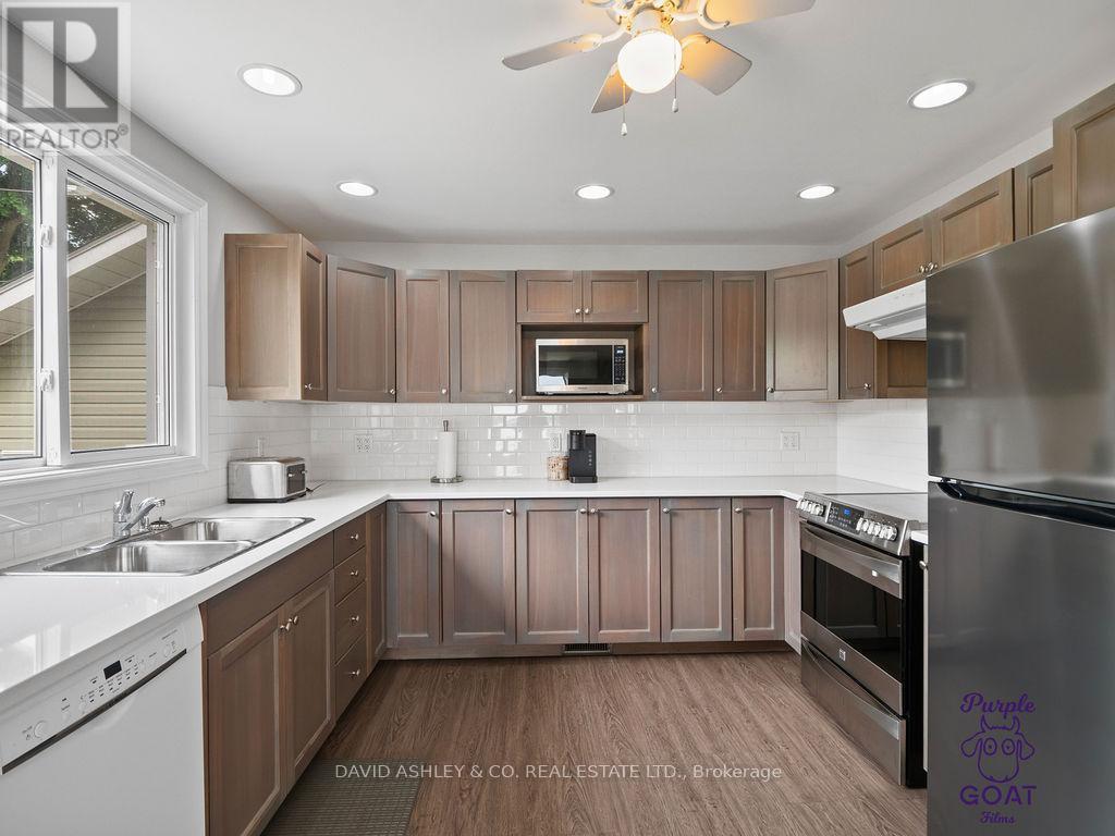 1,2,3,4,5 - 809-811 Hilmor Terrace S, Elizabethtown-Kitley, ON - Indoor Photo Showing Kitchen With Double Sink