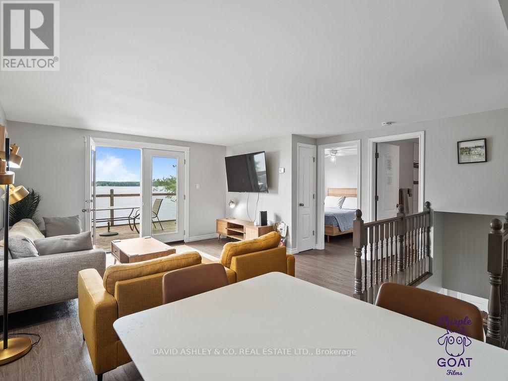 1,2,3,4,5 - 809-811 Hilmor Terrace S, Elizabethtown-Kitley, ON - Indoor Photo Showing Living Room