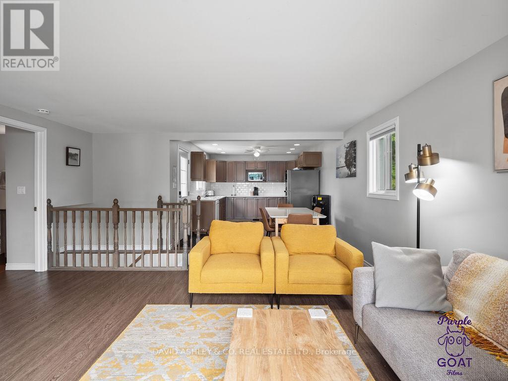 1,2,3,4,5 - 809-811 Hilmor Terrace S, Elizabethtown-Kitley, ON - Indoor Photo Showing Living Room