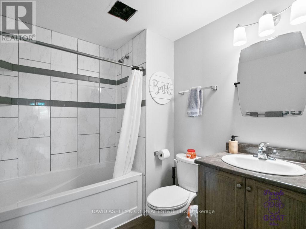 1,2,3,4,5 - 809-811 Hilmor Terrace S, Elizabethtown-Kitley, ON - Indoor Photo Showing Bathroom