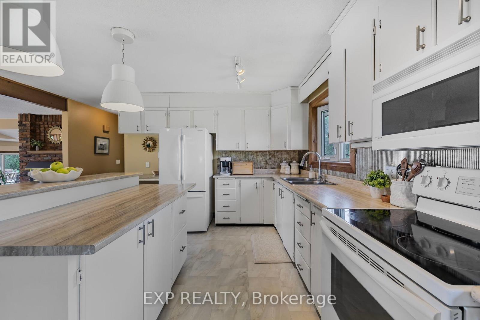 359 Aldred Drive, Scugog, ON - Indoor Photo Showing Kitchen With Double Sink