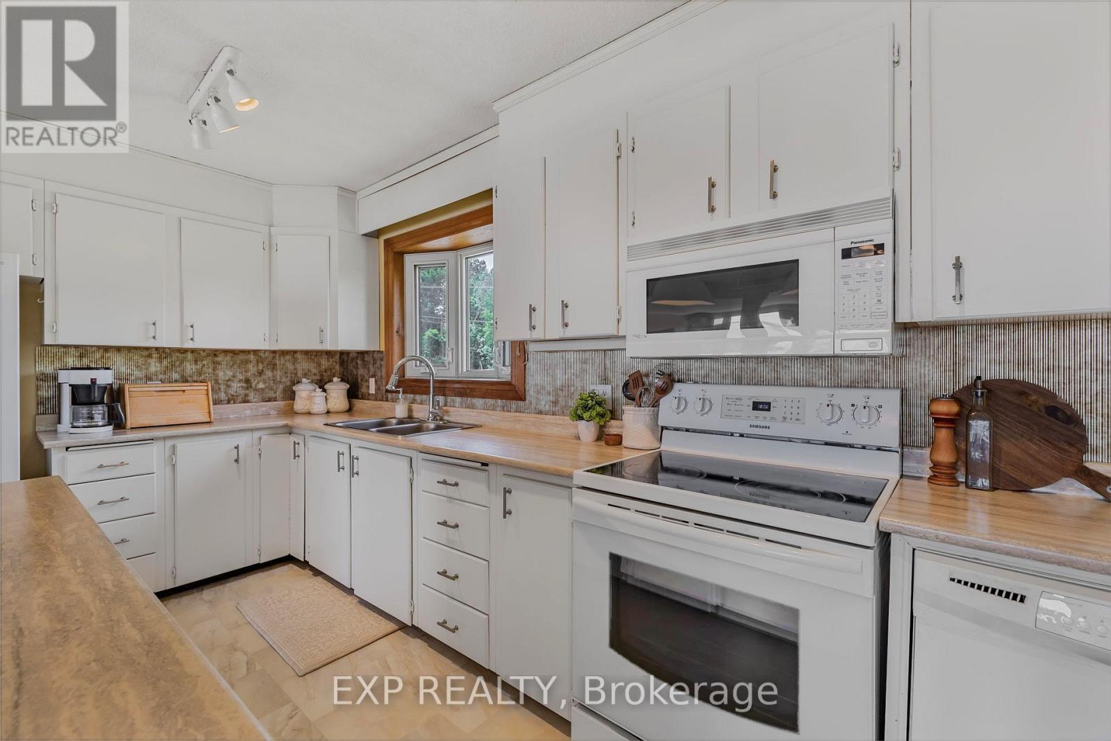 359 Aldred Drive, Scugog, ON - Indoor Photo Showing Kitchen With Double Sink