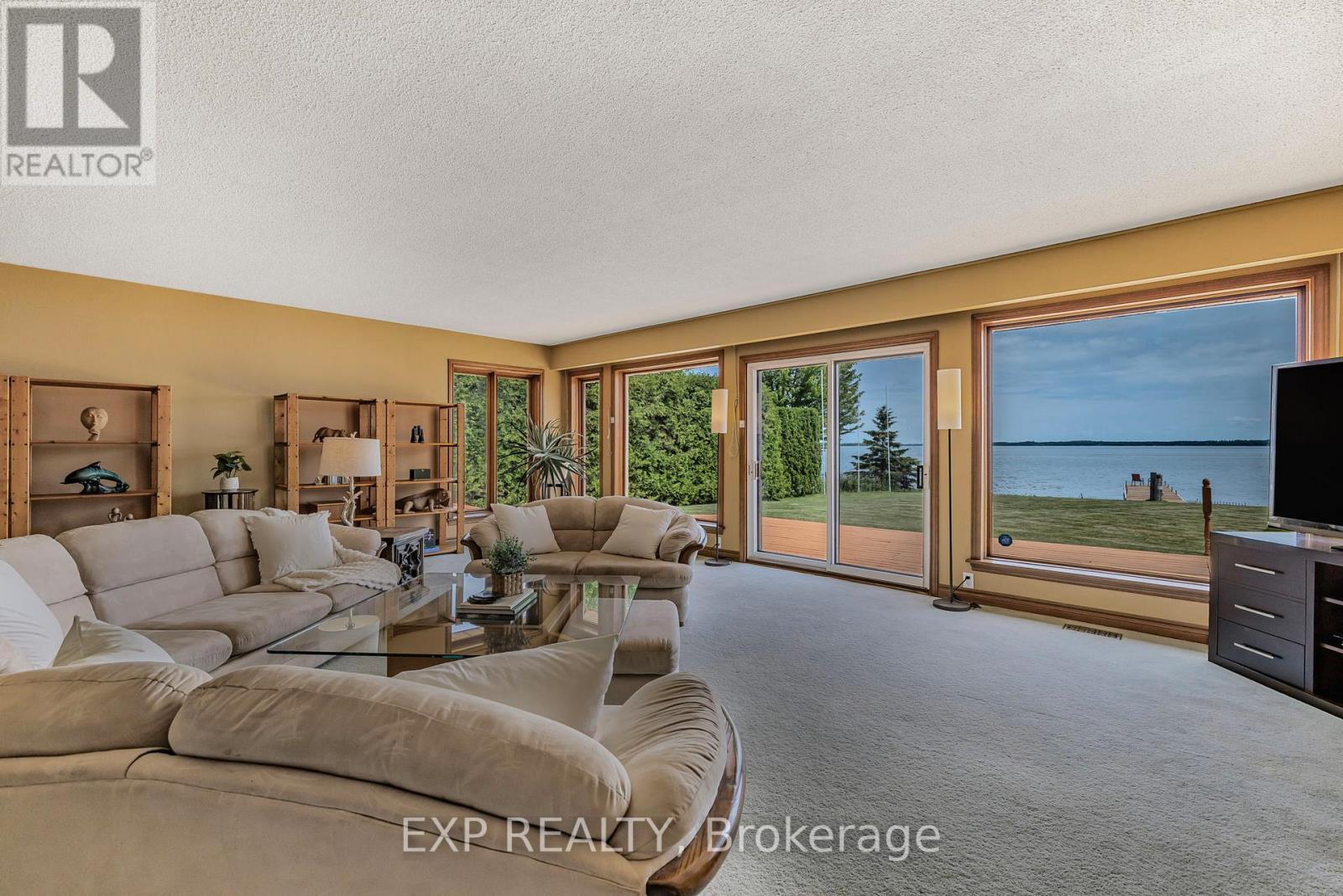 359 Aldred Drive, Scugog, ON - Indoor Photo Showing Living Room
