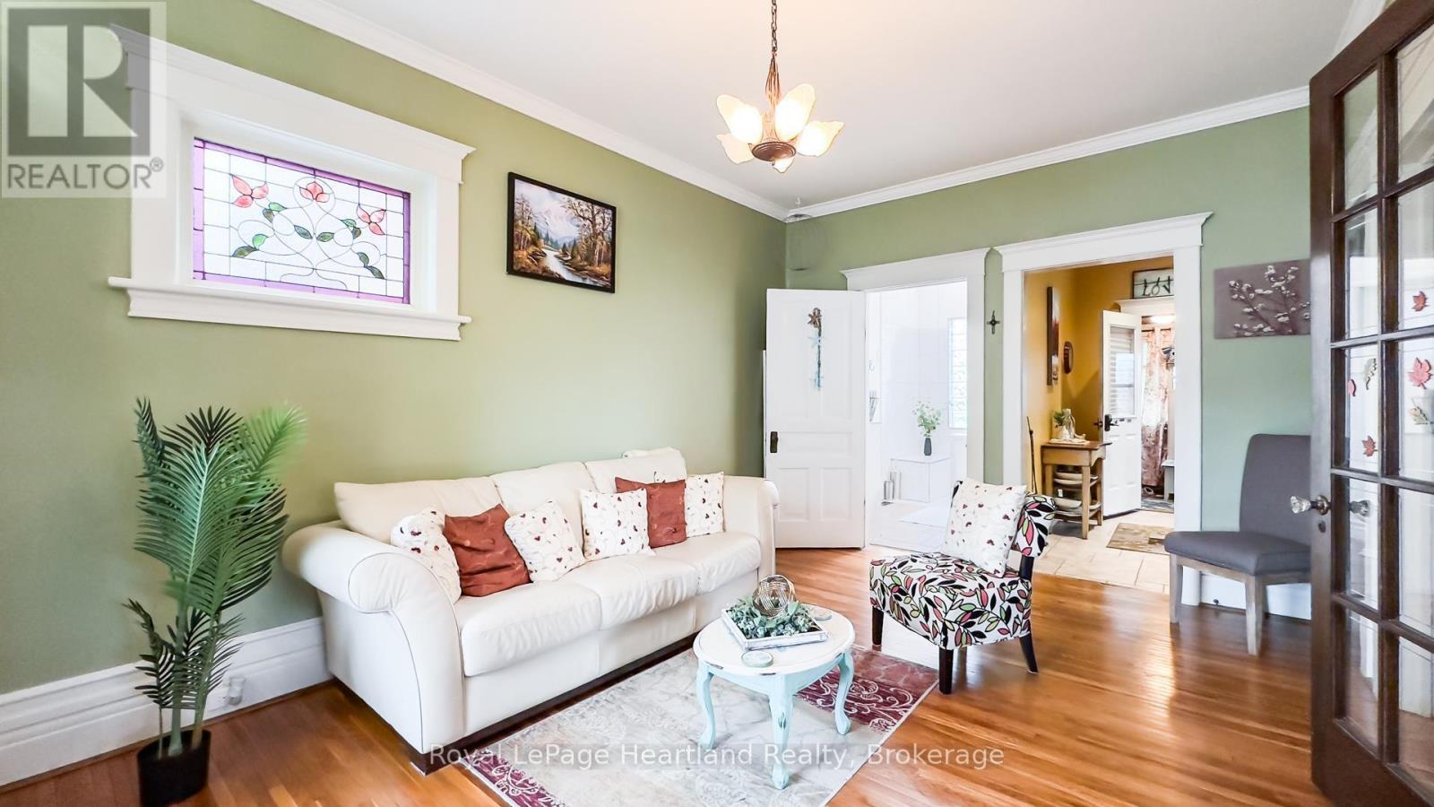 132 Elgin Avenue E, Goderich (Goderich (Town)), ON - Indoor Photo Showing Living Room