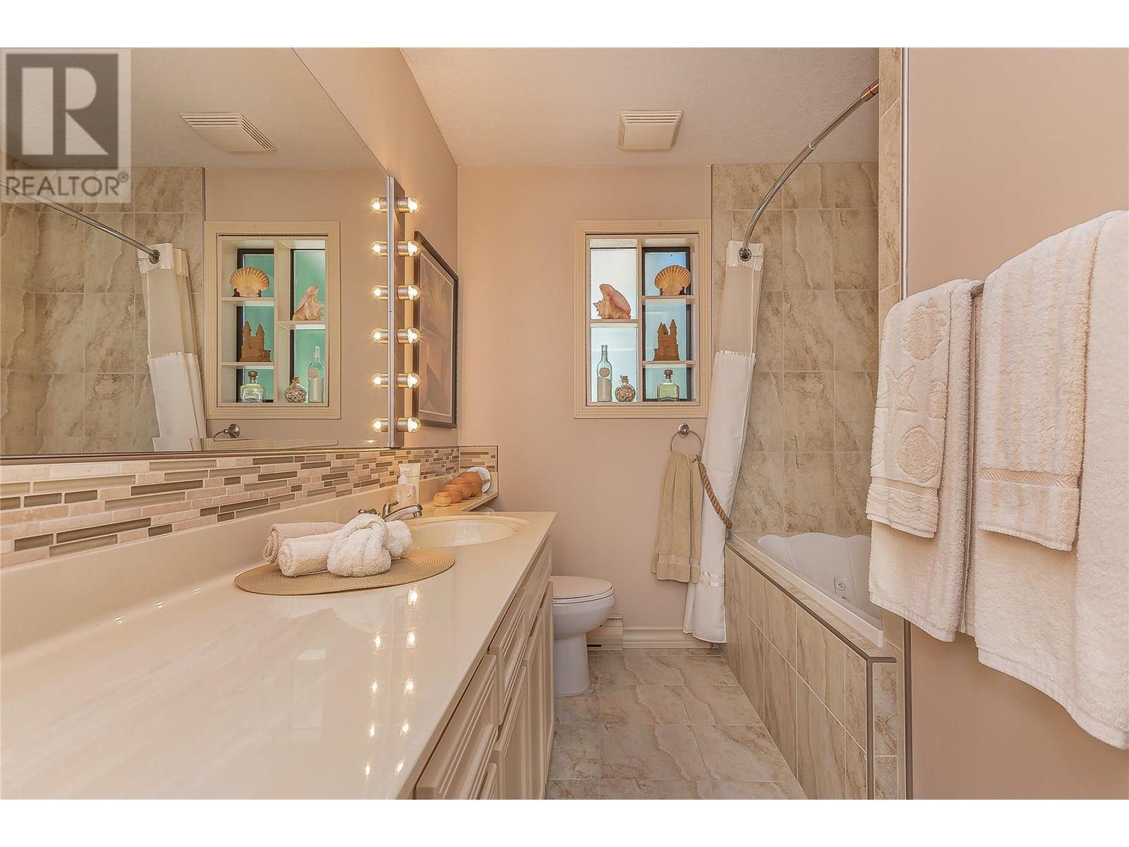 9178 Clancy Frontage Road, Mara, BC - Indoor Photo Showing Bathroom