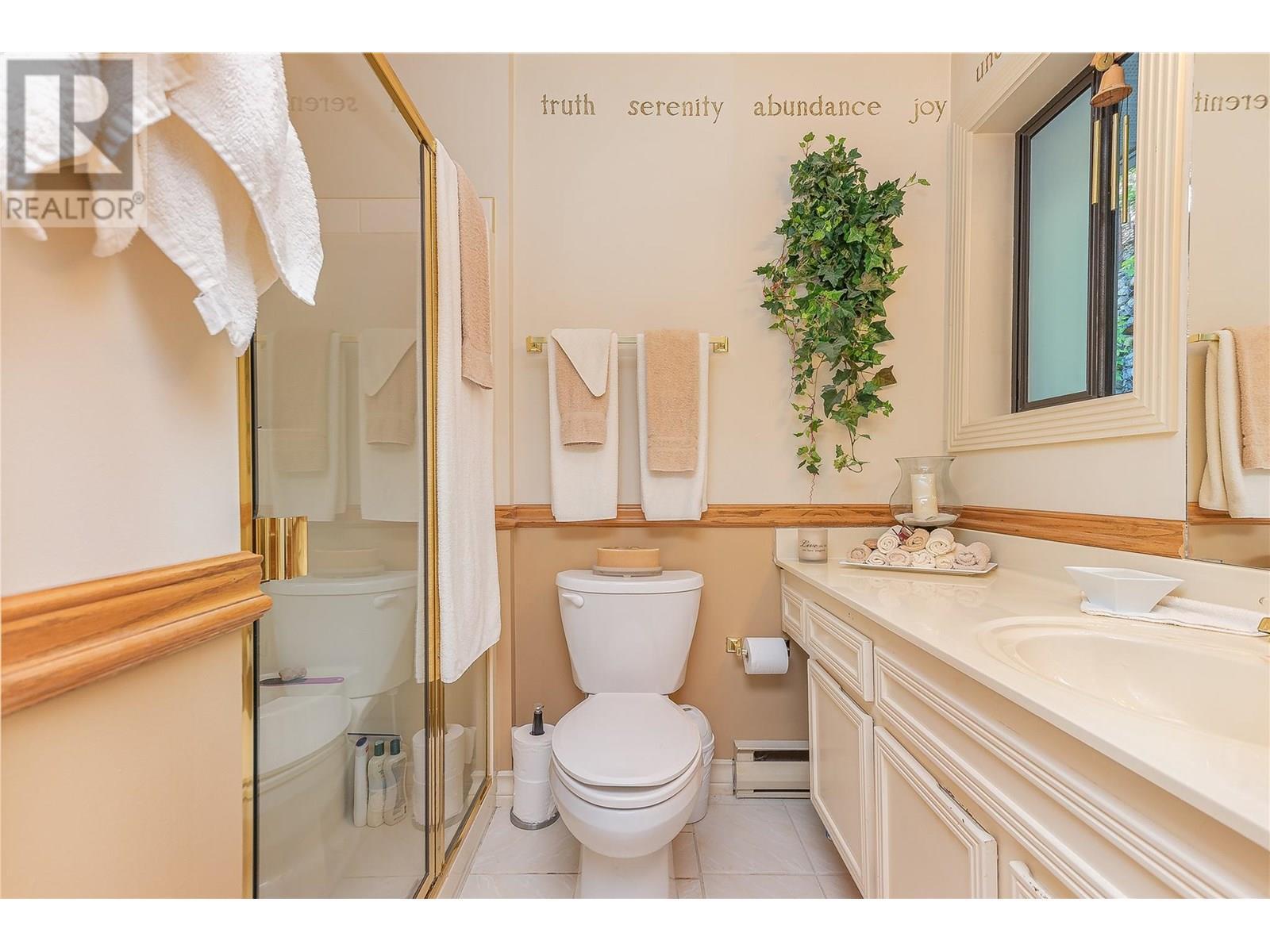 9178 Clancy Frontage Road, Mara, BC - Indoor Photo Showing Bathroom