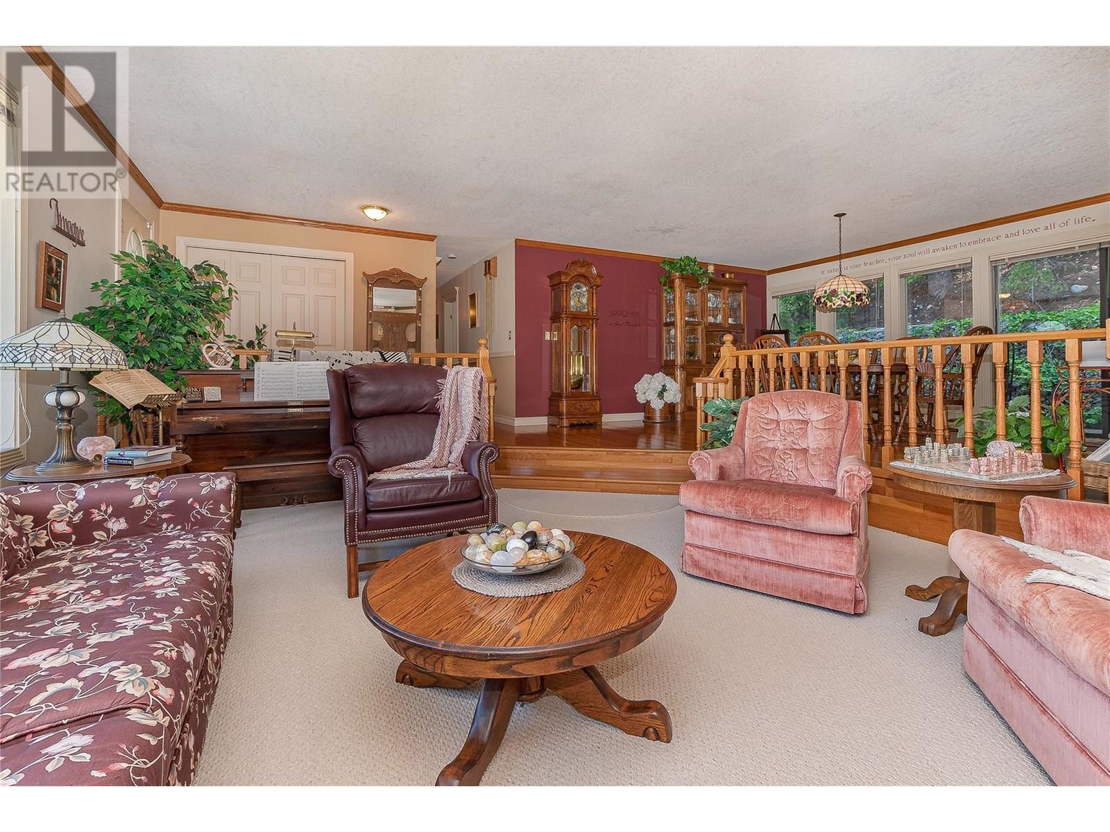 9178 Clancy Frontage Road, Mara, BC - Indoor Photo Showing Living Room