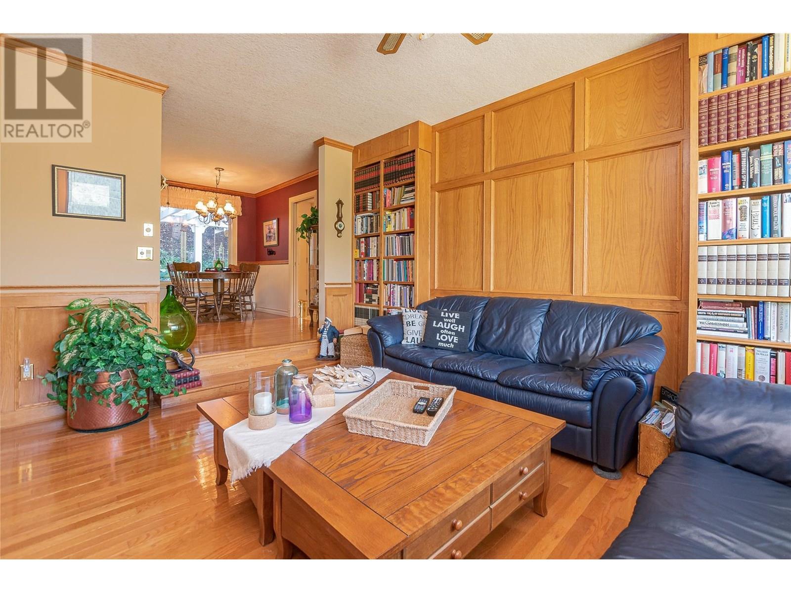 9178 Clancy Frontage Road, Mara, BC - Indoor Photo Showing Living Room