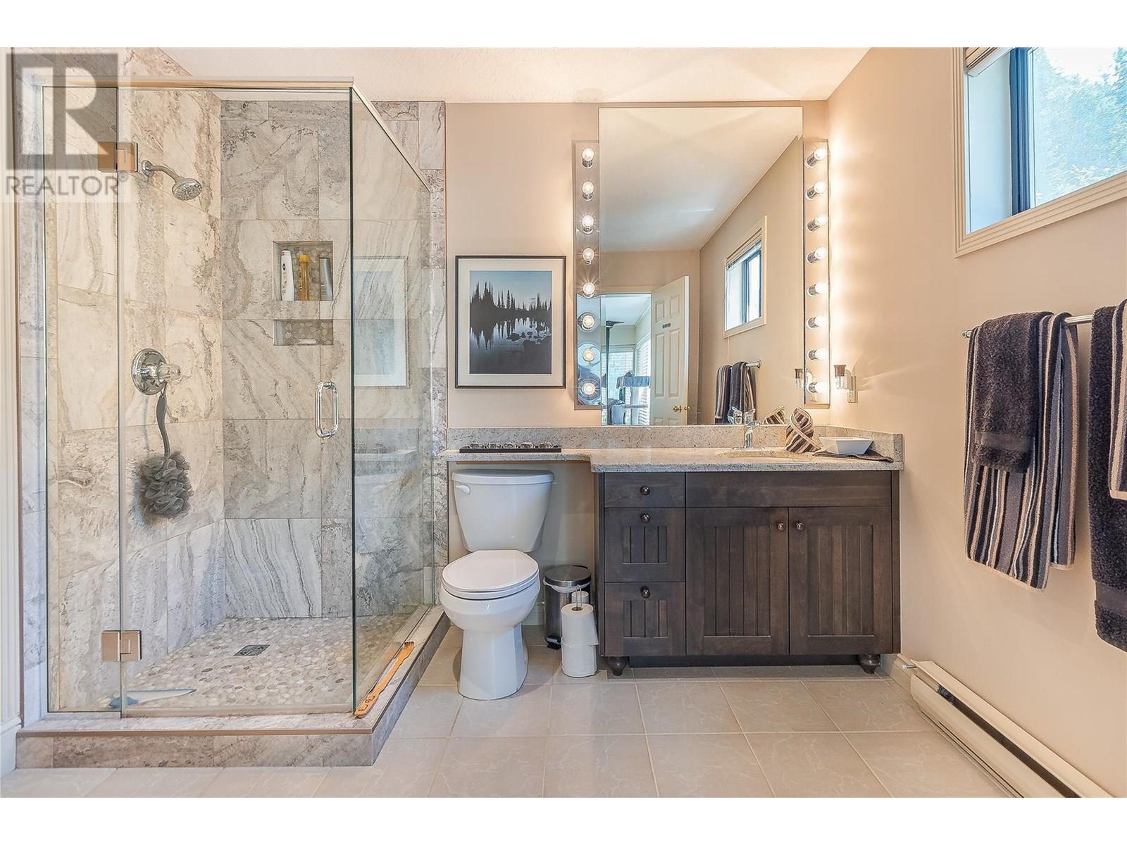 9178 Clancy Frontage Road, Mara, BC - Indoor Photo Showing Bathroom