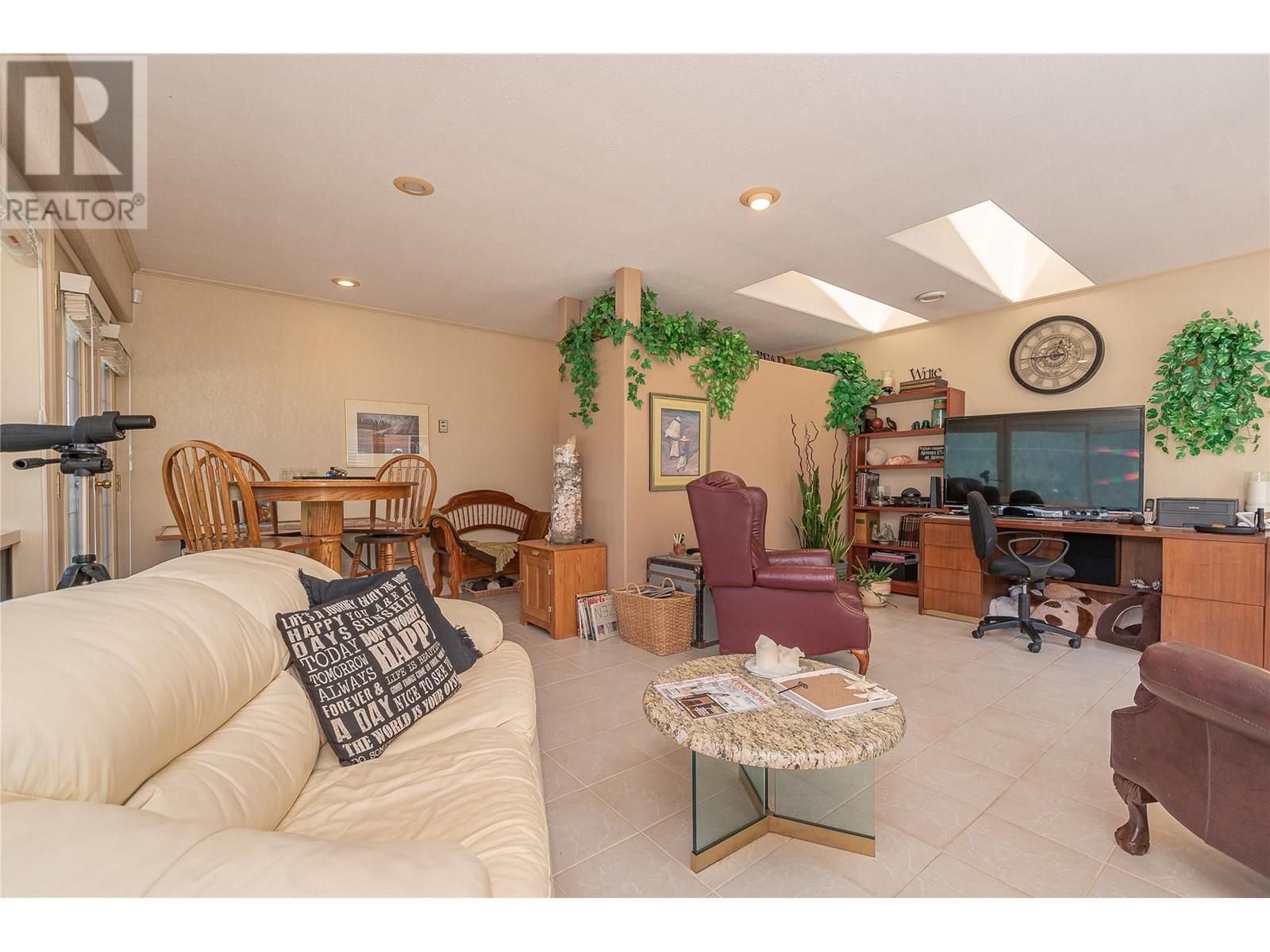 9178 Clancy Frontage Road, Mara, BC - Indoor Photo Showing Living Room