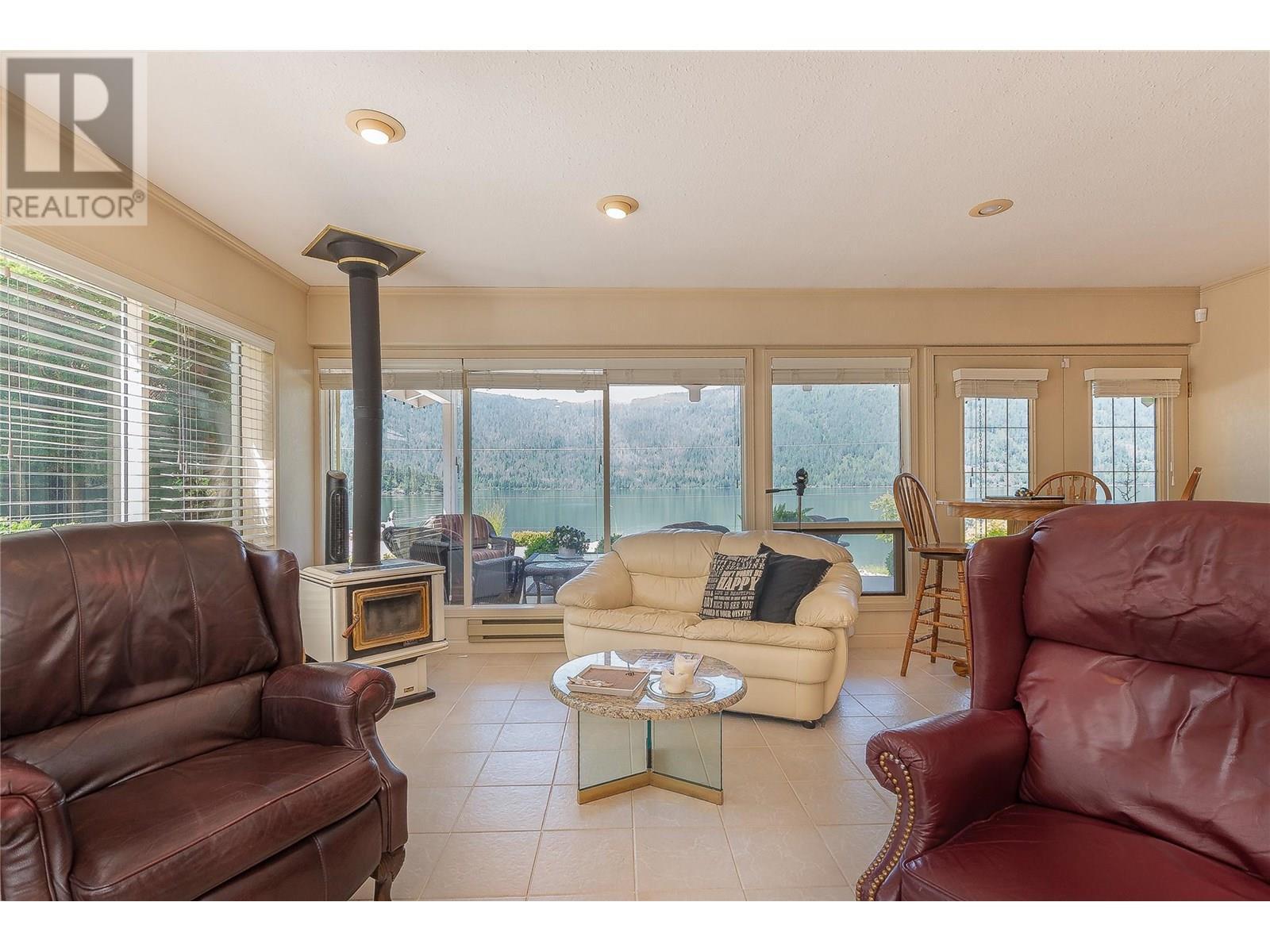 9178 Clancy Frontage Road, Mara, BC - Indoor Photo Showing Living Room