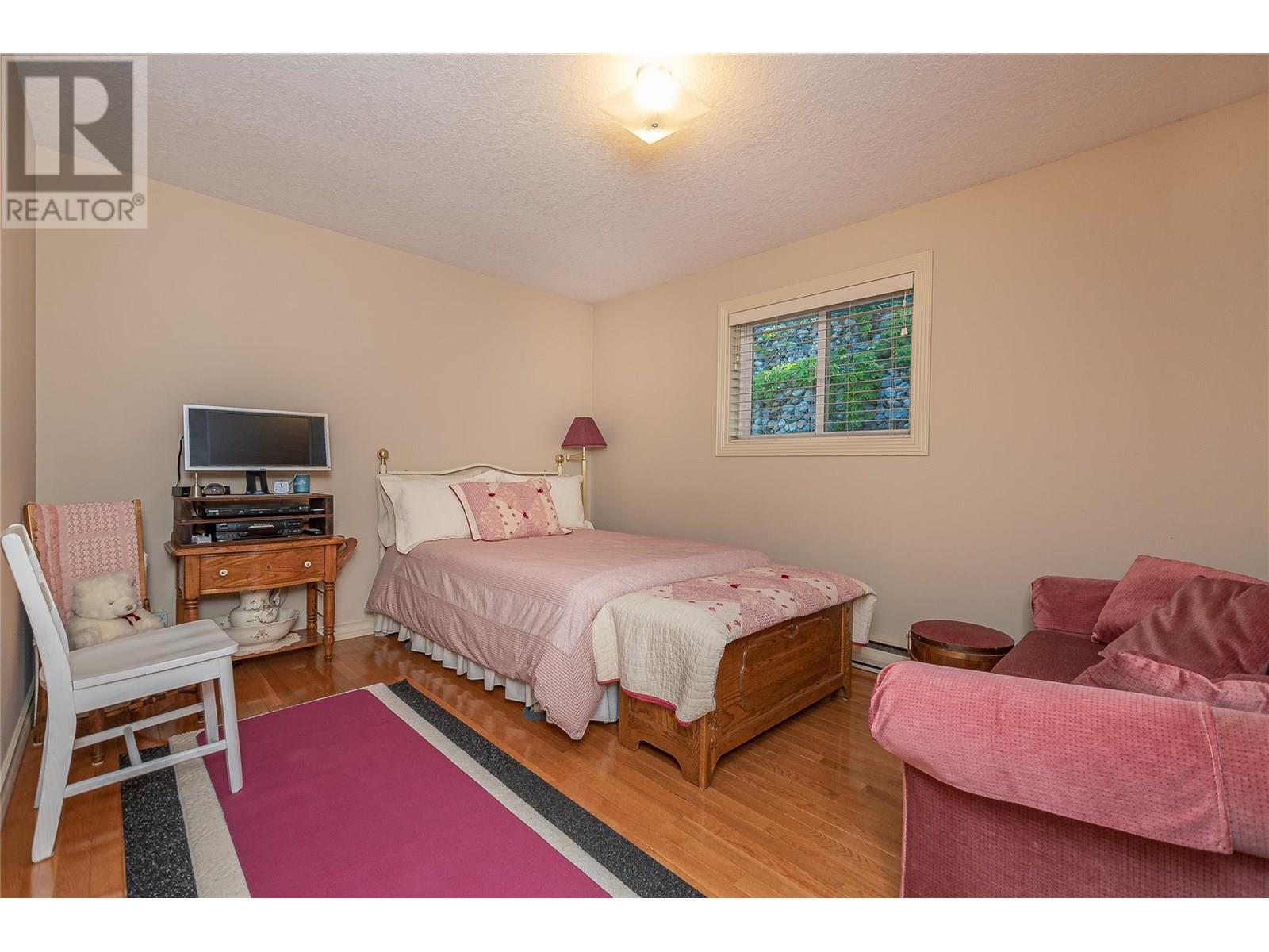 9178 Clancy Frontage Road, Mara, BC - Indoor Photo Showing Bedroom