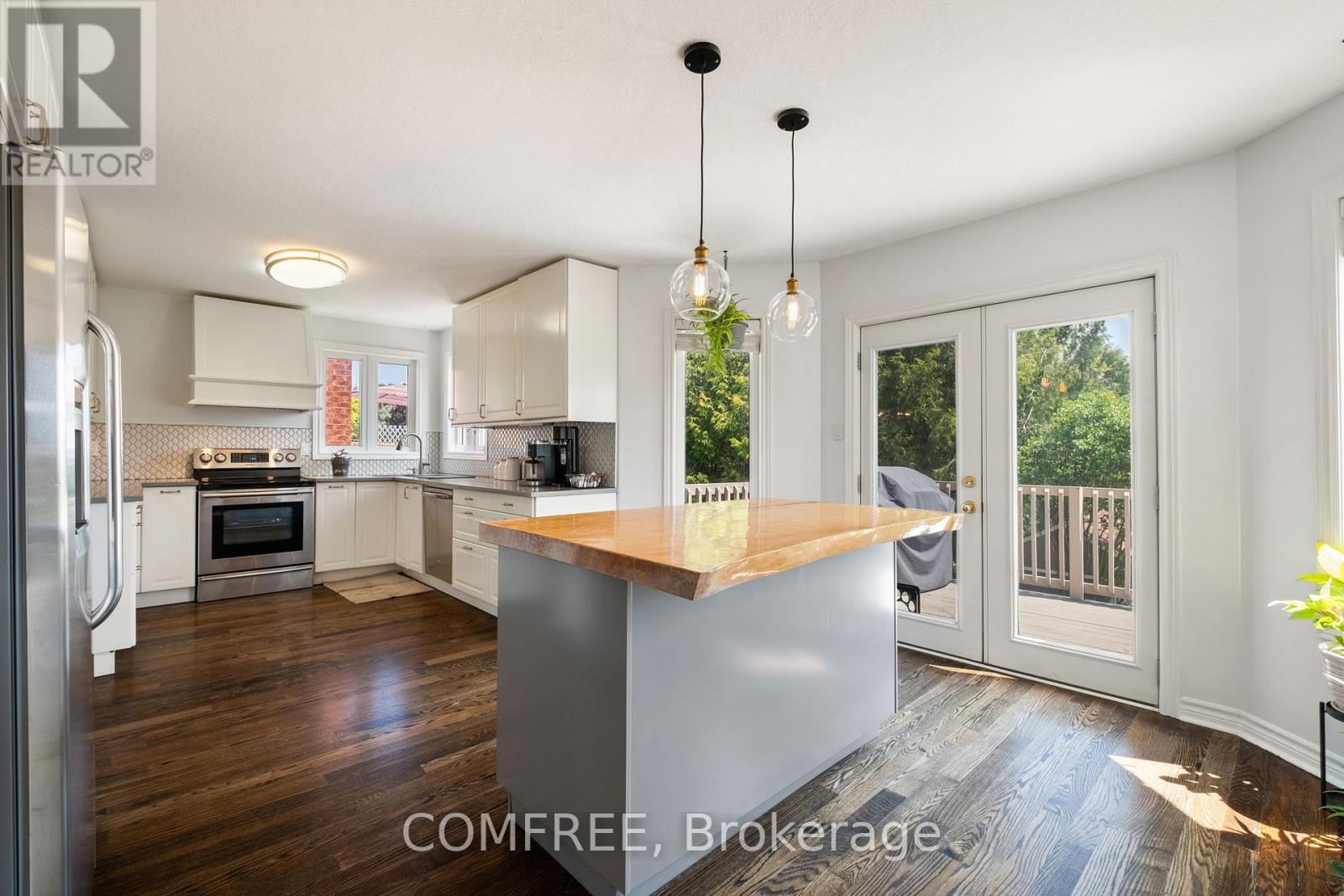 31 Metcalfe Drive, Bradford West Gwillimbury (Bradford), ON - Indoor Photo Showing Kitchen With Upgraded Kitchen