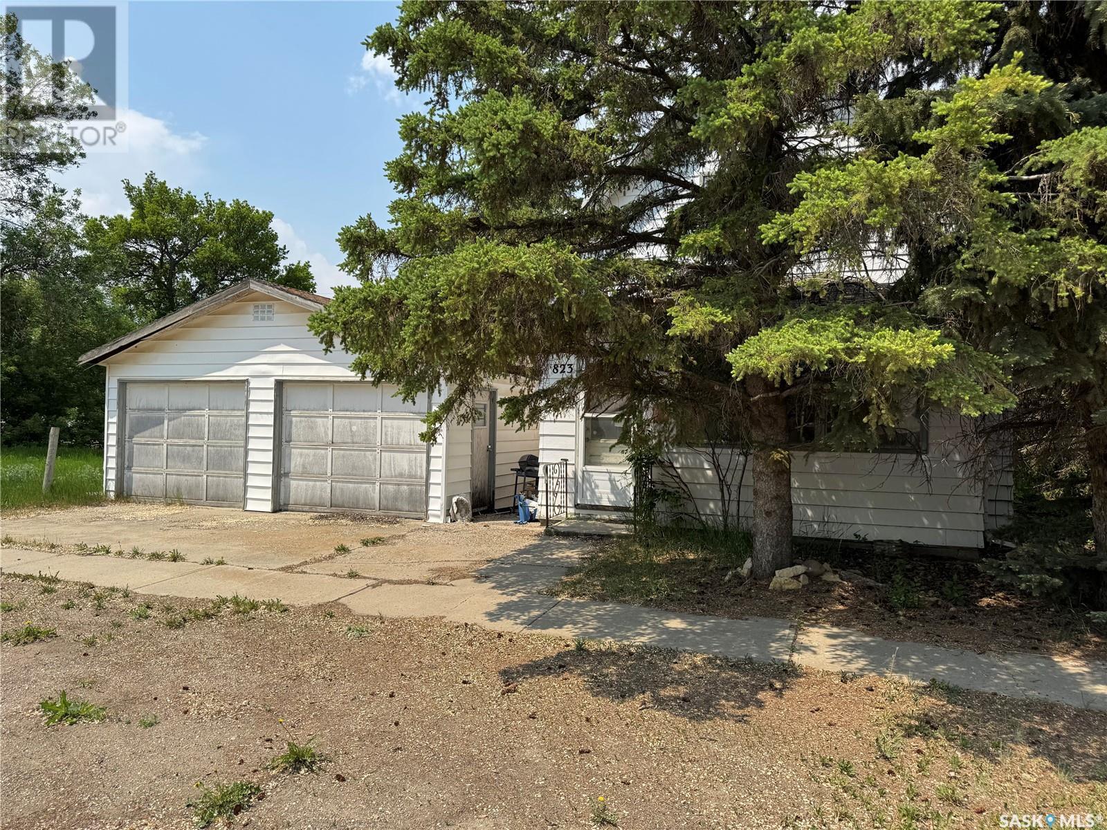 823 Main Street, Holdfast, SK - Outdoor