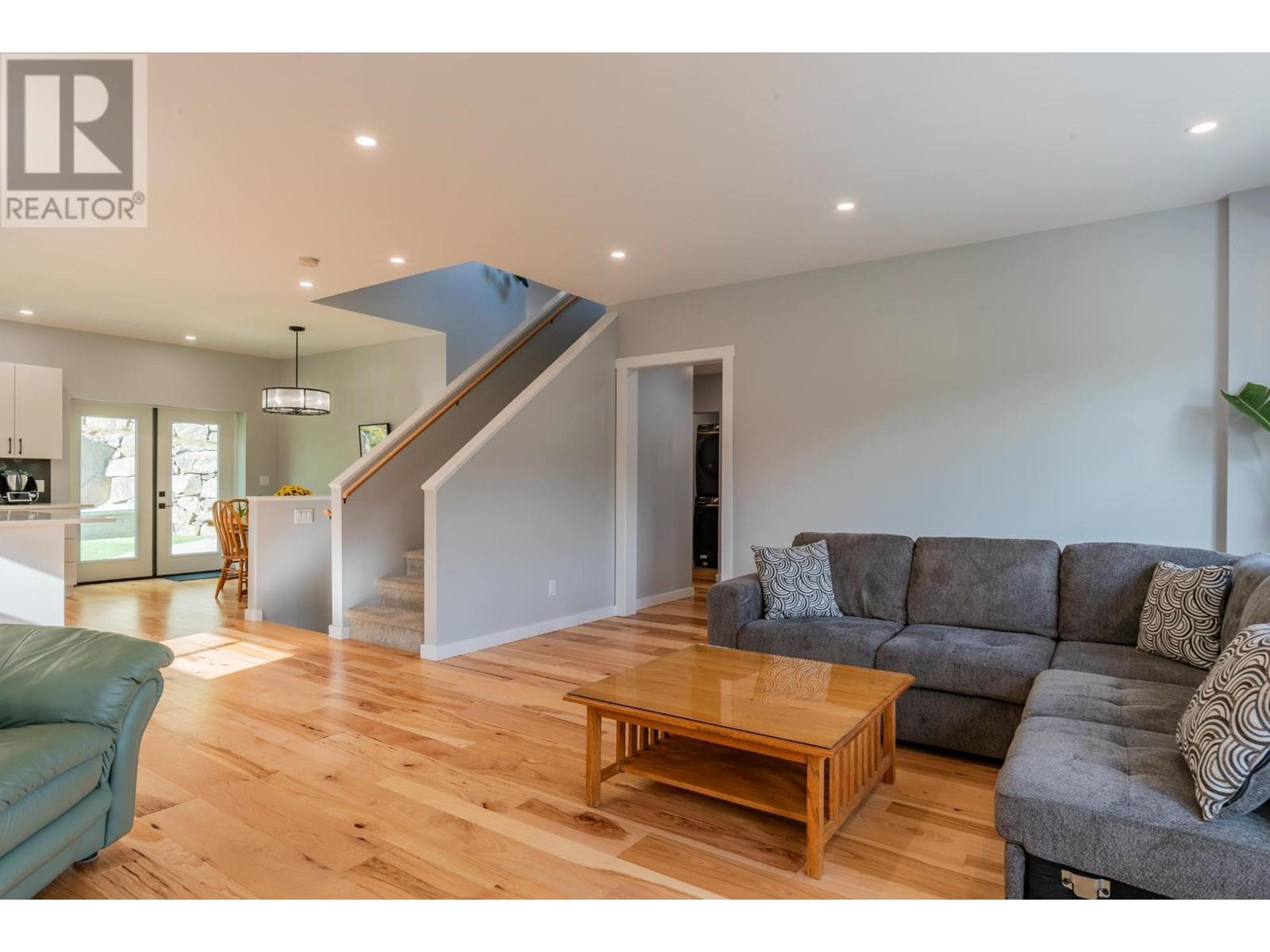 934 Redstone Drive, Rossland, BC - Indoor Photo Showing Living Room