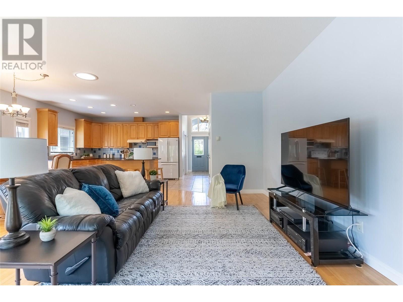 3727 Overlander Drive, Kamloops, BC - Indoor Photo Showing Living Room